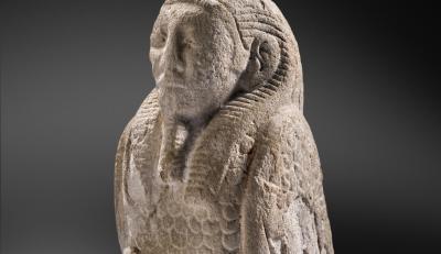 Estatueta en forma de ba. Pedra calcària. Període Ptolemaic 305-30 aC). Museu Egipci de Barcelona,E-1199