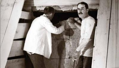 Howard Carter obrint la tomba de Tutankhamon
