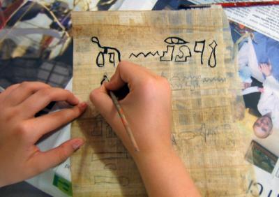 Pràctica d'escriure signes jeroglífics