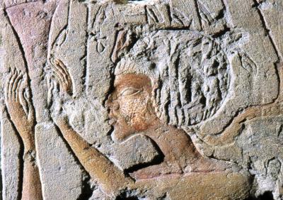 Relleu parietal d'Akhenaton en actitud d'ofrena al déu Aton