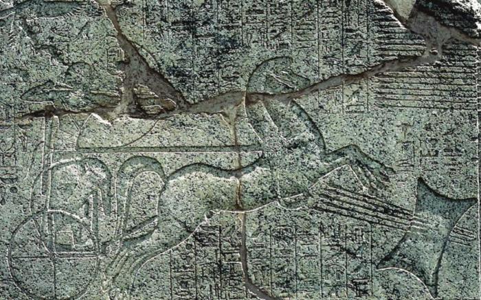 Amenhotep II disparando flechas a una diana de cobre