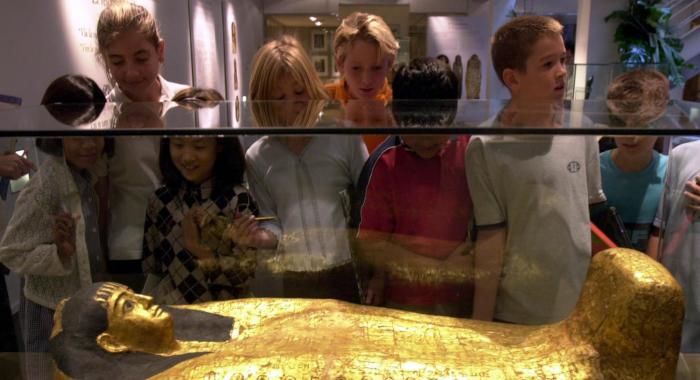 Público infantil observando un sarcófago